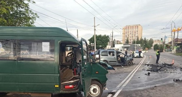 В Виннице иномарка врезалась в маршрутку, погиб водитель