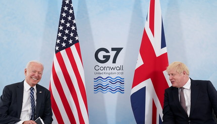 Президент США Джо Байден смеется во время разговора с премьер-министром Великобритании Борисом Джонсоном во время их встречи нак