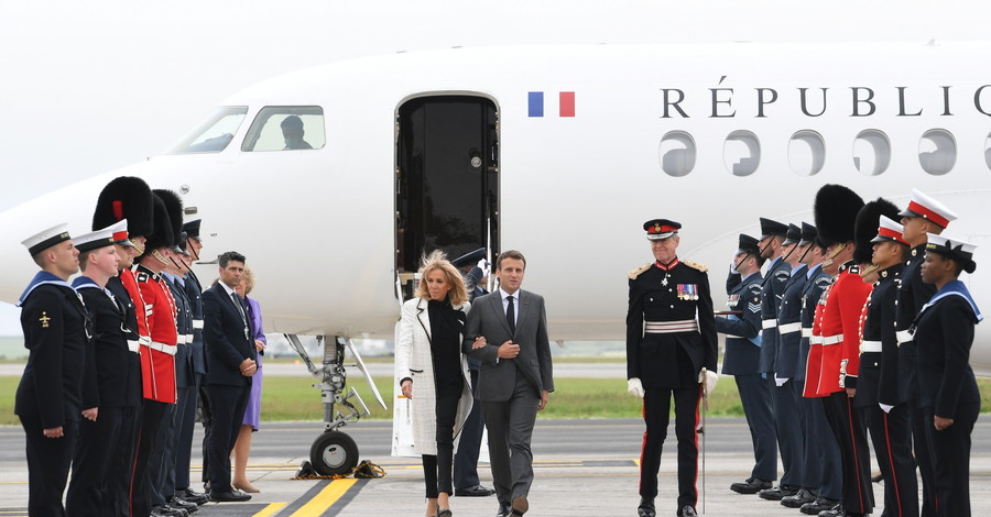 Брижит Макрон прилетела на саммит G7 в эксклюзивном пальто от Chanel