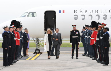 Брижит Макрон прилетела на саммит G7 в эксклюзивном пальто от Chanel