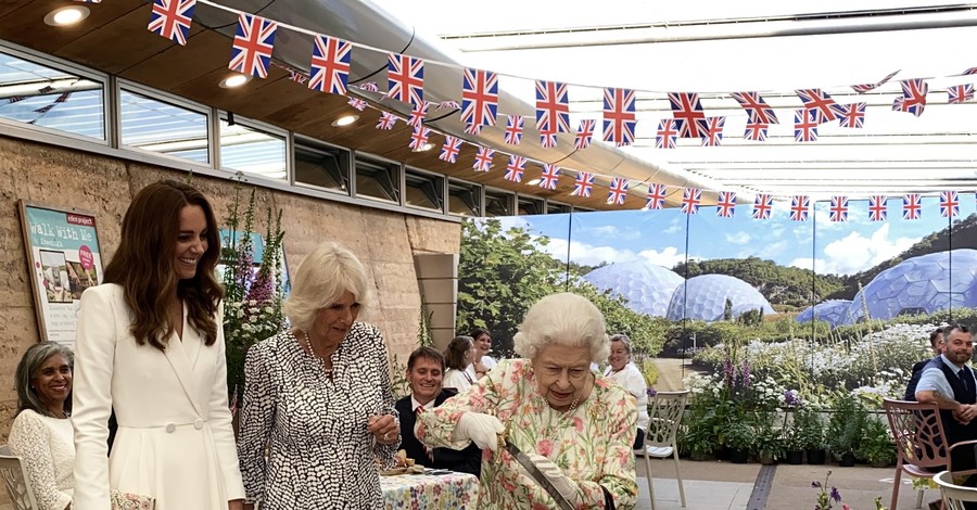 Елизавета II устроила прием для лидеров G7. И разрезала для них торт саблей