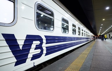 В поезде Рахов-Киев пассажир упал с верхней полки и умер 