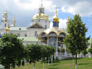 В Почаевскую лавру паломники едут за исцелением 