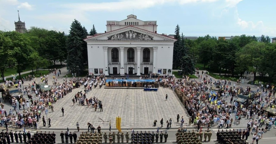 В Мариуполе наградили силовиков в честь годовщины освобождения города