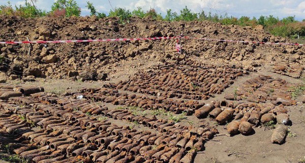 В Харьковской области возле рельсов нашли мины и гранаты