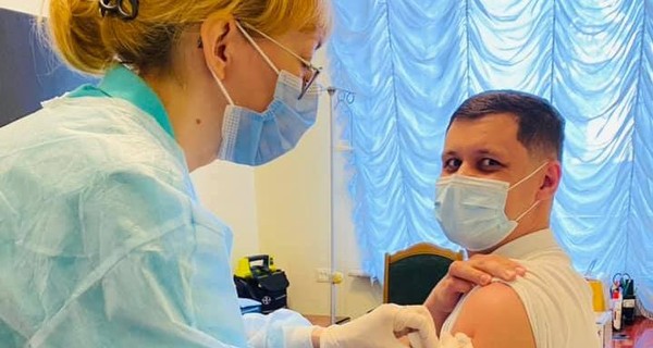 Нардепов начали вакцинировать “Пфайзером”