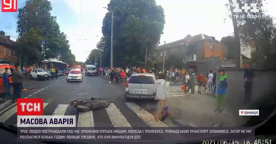 В Виннице из-за массовой аварии остановился общественный транспорт