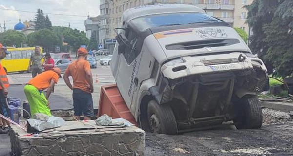 В Житомире грузовик провалился в подвал дома