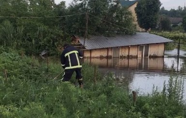 В Украине непогода повредила почти 30 километров дорог. Подтоплены 240 домов