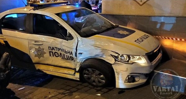 Во Львове внедорожник сбил полицейское авто, сопровождавшее младенца в больницу