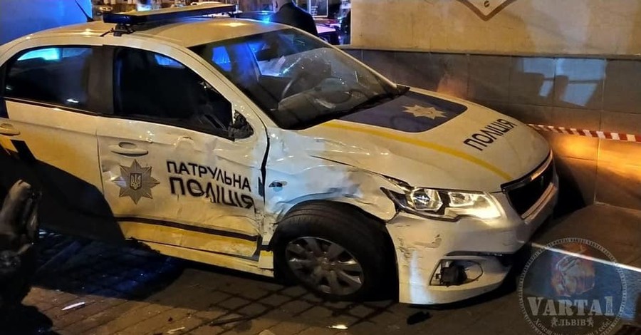 Во Львове внедорожник сбил полицейское авто, сопровождавшее младенца в больницу