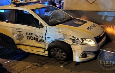 Во Львове внедорожник сбил полицейское авто, сопровождавшее младенца в больницу