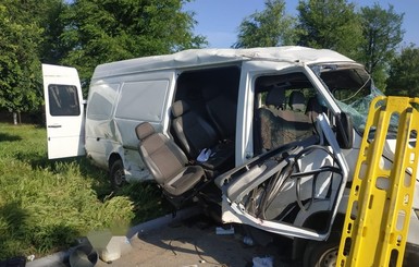 На Днепропетровщине ВАЗ въехал в микроавтобус с пассажирами. Два человека погибли, еще восемь - ранены