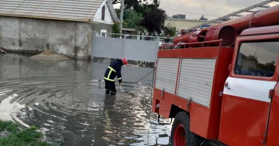 В четырех городах Одесской области устраняют последствия наводнения