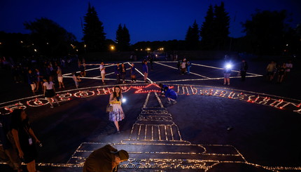 Люди зажигают свечи, вспоминая 80-летие немецкого вторжения в Советский Союз 