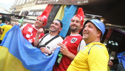 Украинские болельщики на Евро-2020 братались с австрийскими в центре Бухареста