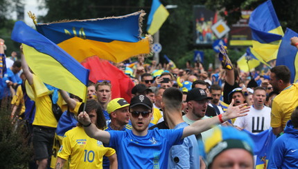 Марш украинских фанатов в Бухаресте на Евро-2020: мощно и громко