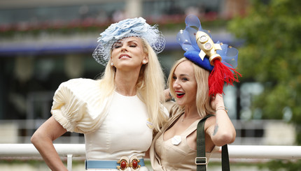 Ракета, биткоин и перья: самые модные шляпки на скачках Royal Ascot