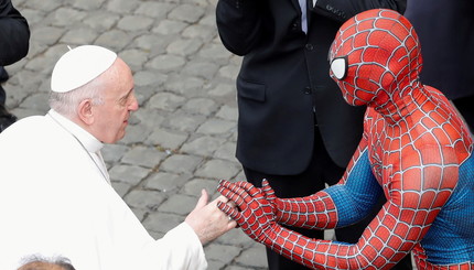 Папа Франциск приветствует человека в костюме Человека-паука после общей аудиенции в Ватикане