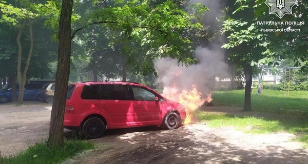 Во Львове из-за жары вспыхнули два автомобиля