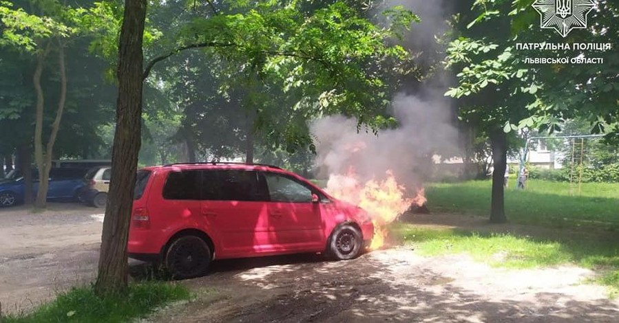 Во Львове из-за жары вспыхнули два автомобиля
