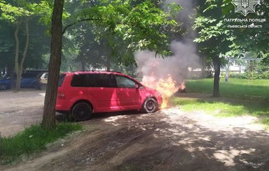 Во Львове из-за жары вспыхнули два автомобиля