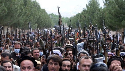 Сотни вооруженных людей собрались, чтобы заявить о своей поддержке афганских сил безопасности