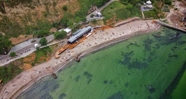 Отдых на море в Украине: с токсичными водорослями, змеями и морскими блохами