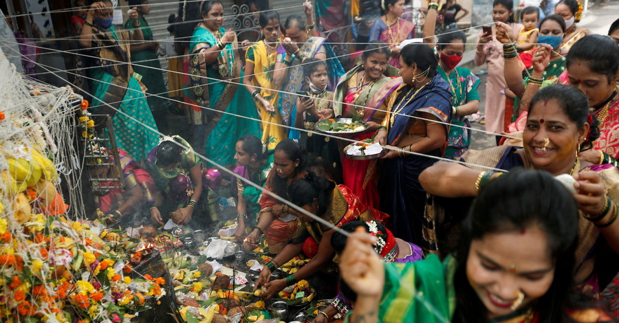 Замужние индуистские женщины возносят молитвы и обвязывают ниткой баньяновое дерево во время фестиваля Ват Пурнима в Мумбаи, Инд
