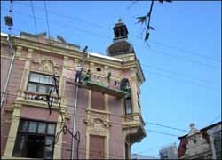 В Черновцах рухнул балкон исторического дома 