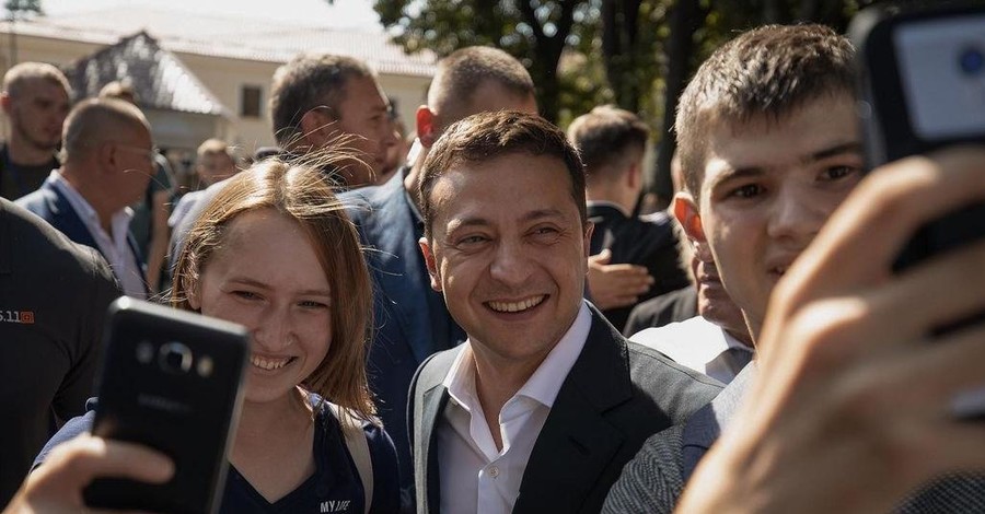 Зеленский поздравил украинцев с Днем молодежи: Вы - надежда и будущее нашей страны