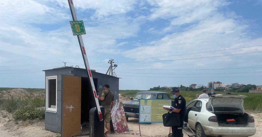 За въезд на Азовское море просили 200 гривен - полиция демонтировала шлагбаум 