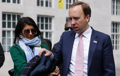 В британском правительстве выяснят, как фото поцелуя женатого министра с помощницей попало в прессу