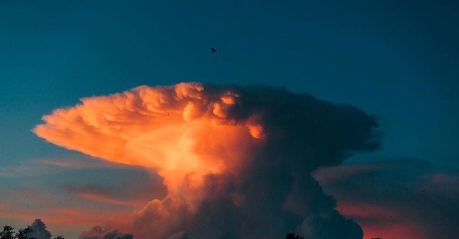 Киевлян испугало облако, похожее на ядерный гриб