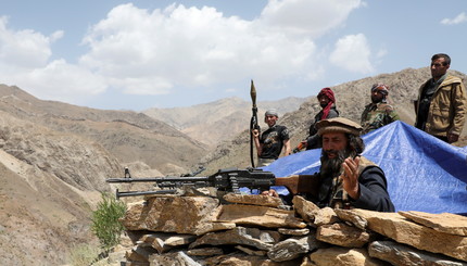 Вооруженные люди, выступающие против восстания талибов, стоят на контрольно-пропускном пункте в районе Горбанд, провинция Парван