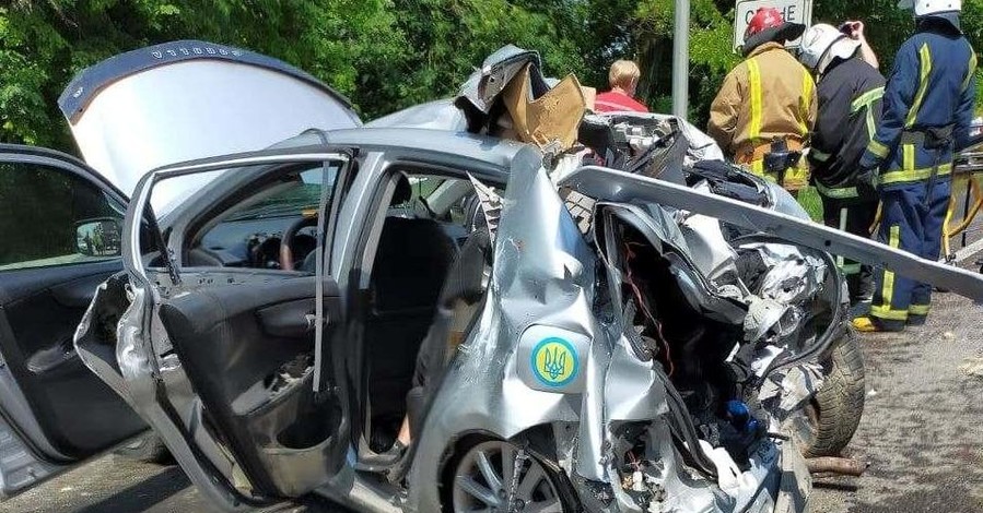На трассе Киев-Чоп в ДТП погибли два иностранца