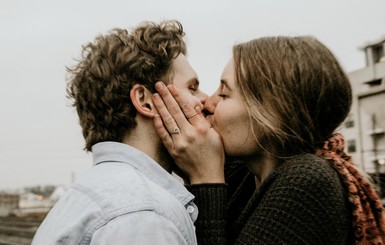 Поцелуи: польза или вред?