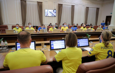 Министры надели на заседание Кабмина футболки сборной Украины, Шмыгаль превратился в Ярмоленко