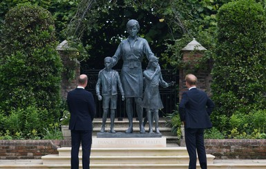 Открытие памятника принцессе Диане посетили ее сыновья, подруга, брат и сестры