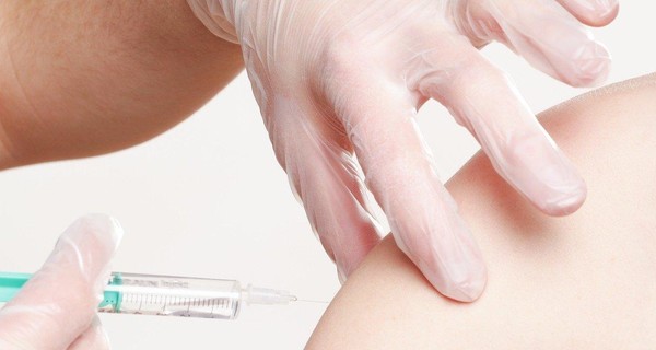 Прививки против коронавируса получили два миллиона украинцев