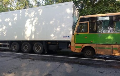 На Харьковщине автобус с пассажирами влетел в зад грузовику