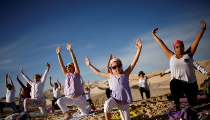 Энтузиасты йоги принимают участие в уроке в память о жертвах коронавирусной болезни в дюнах Самалаюка на окраине Сьюдад-Хуарес, 