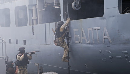 Члены сил специальных операций ВМС Украины поднимаются на борт корабля Balta во время учений Sea Breeze 2021 в черноморском порт