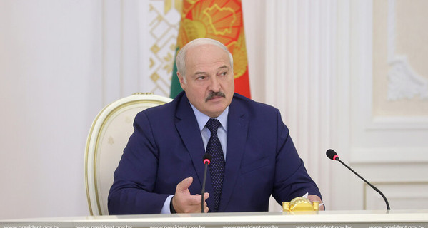 Лукашенко заявил, что не позволит превратить Беларусь в 