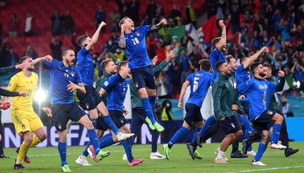 Евро-2020 - Полуфинал - Италия - Испания - Стадион Уэмбли, Лондон, Великобритания -  Игроки Италии празднуют выход в финал после
