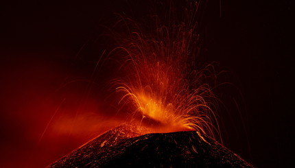 Потоки раскаленной лавы во время извержения вулкана Этна, самого активного вулкана Европы, вид из Сант-Альфио, Италия
