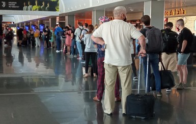 Рейс из Анталии в Одессу задержан на 10 часов, пассажиры  без воды и еды