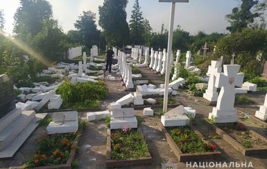 В Стрые вандал повредил 60 могил сечевых стрельцов