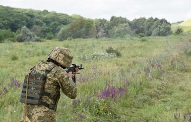 На Донбассе под обстрелом погиб военный, еще один - ранен