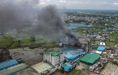 В Бангладеш при пожаре на предприятии по производству соков погибли 52 человека